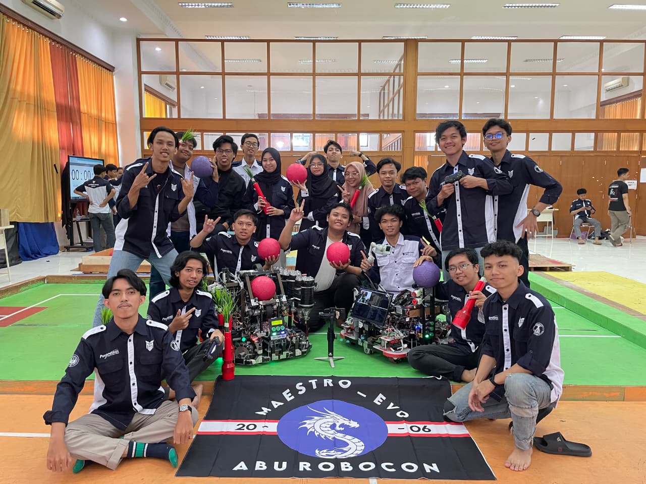 Tim MAESTRO_EVO bersama robot pada kegiatan KRAI 2024