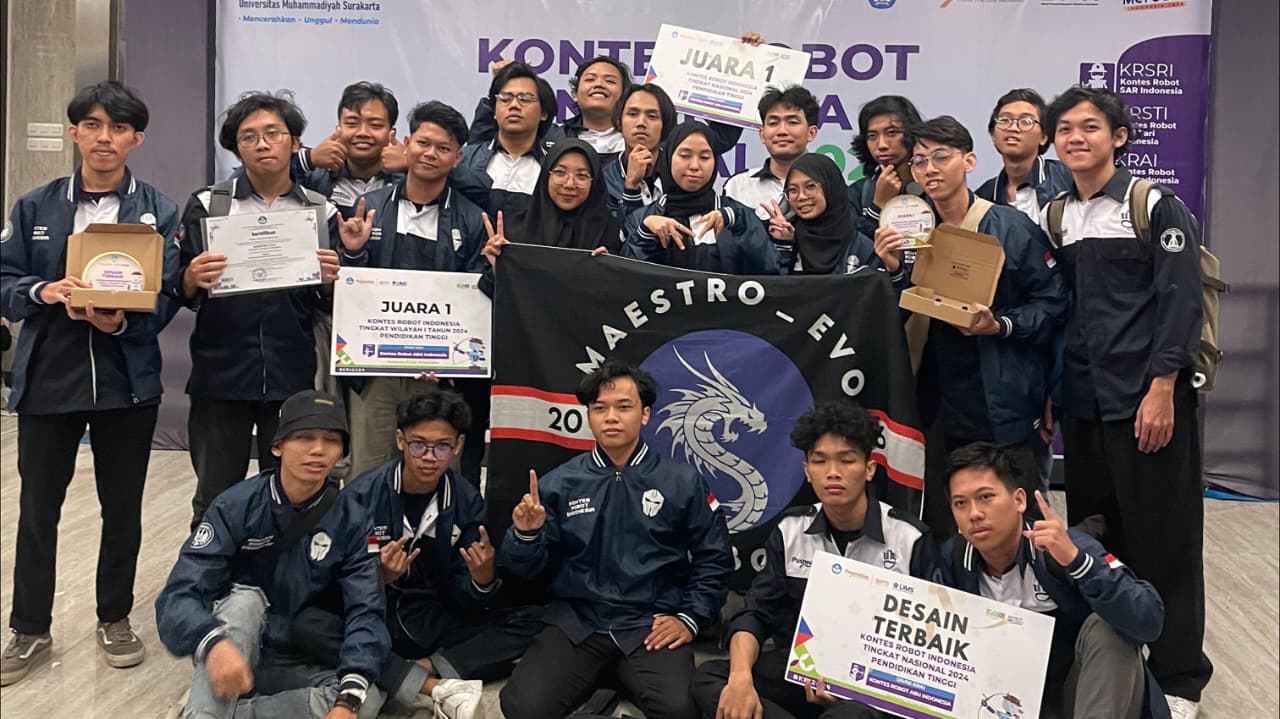 Tim MAESTRO_EVO di podium kompetisi robot 2024