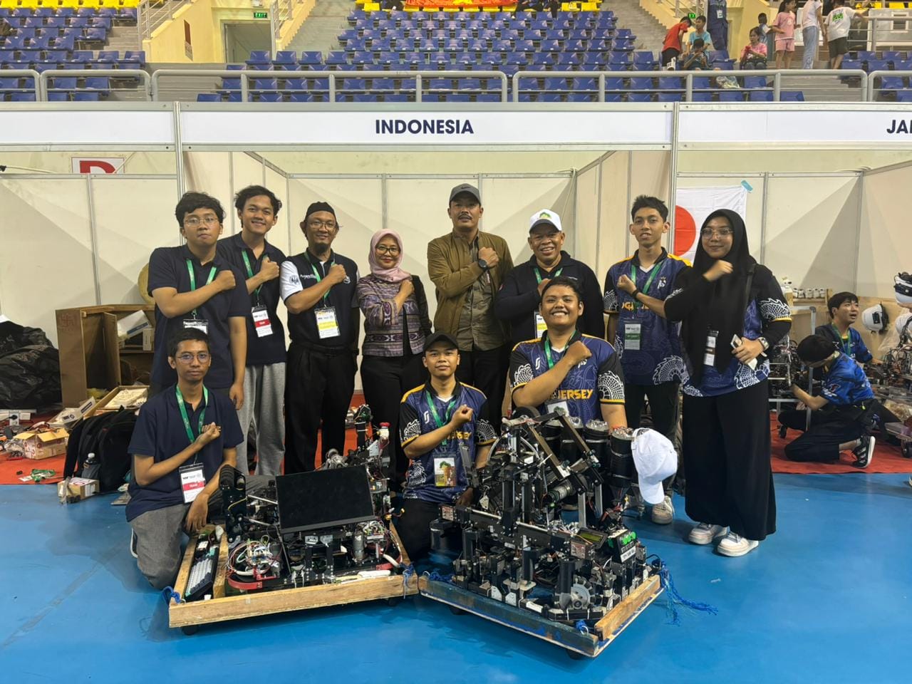 Tim MAESTRO_EVO membawa bendera tim di kompetisi Vietnam 2024